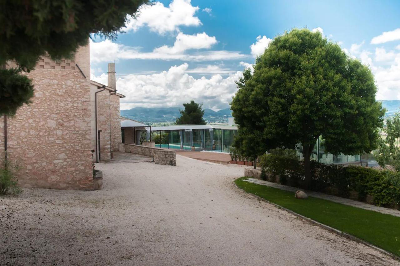 Corte Fratini Appartamenti Trevi Exterior foto