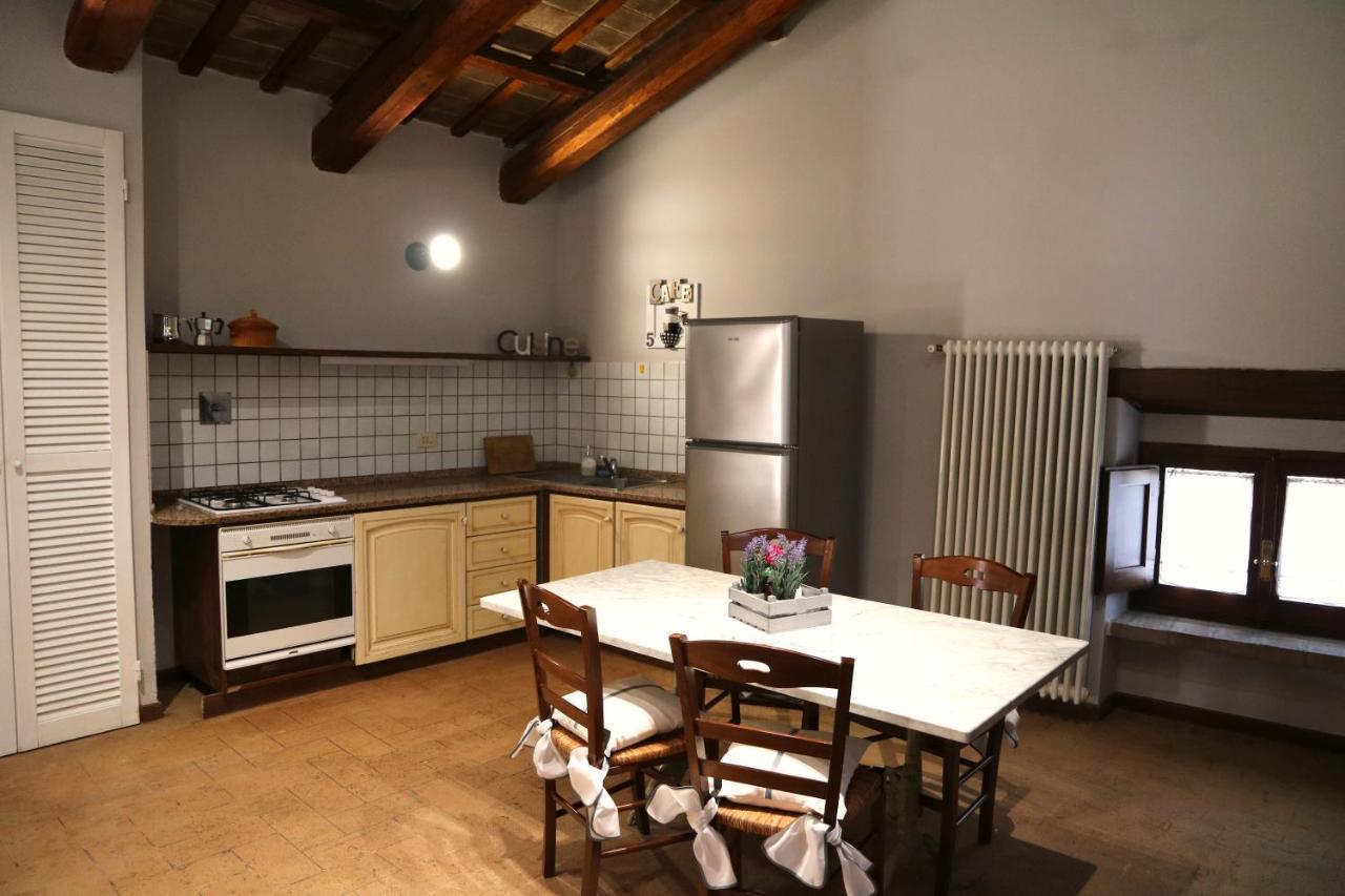 Corte Fratini Appartamenti Trevi Exterior foto