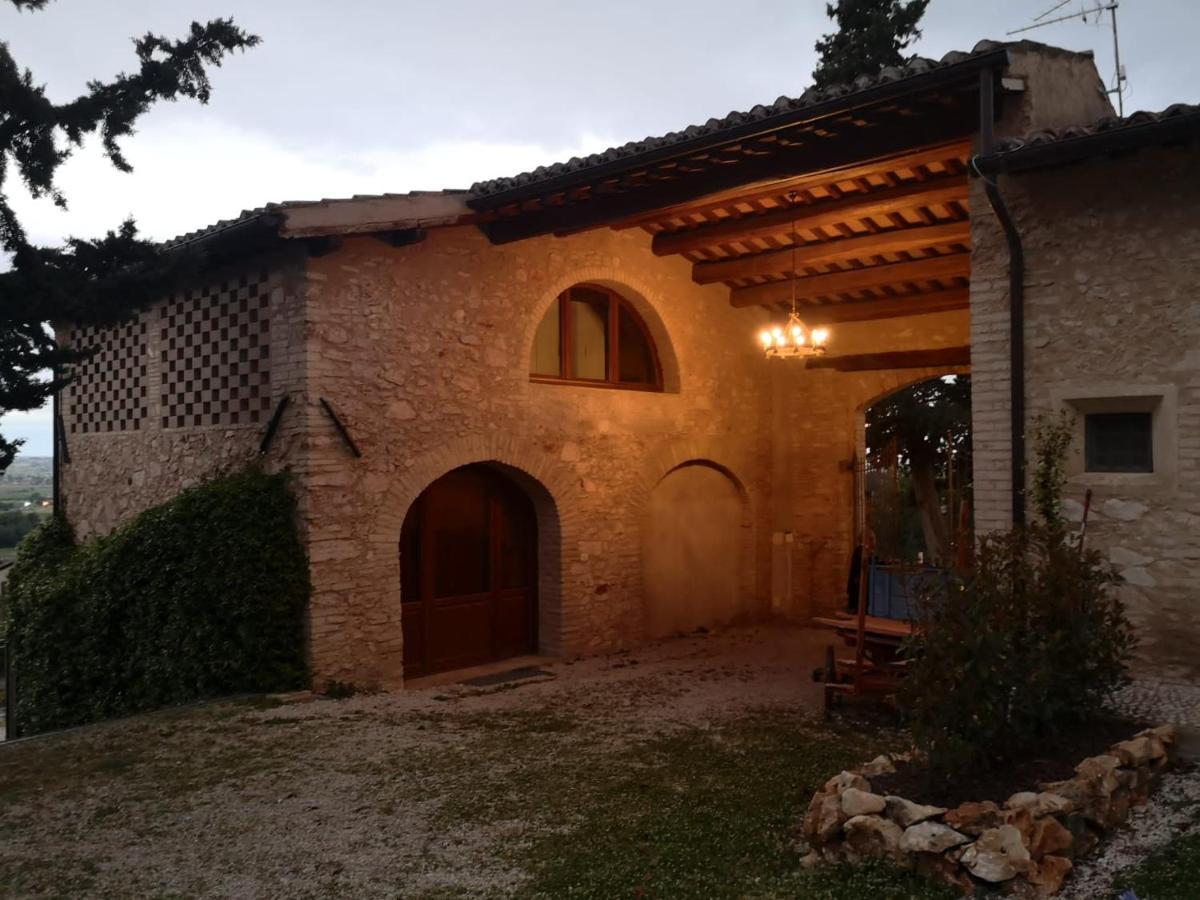 Corte Fratini Appartamenti Trevi Exterior foto