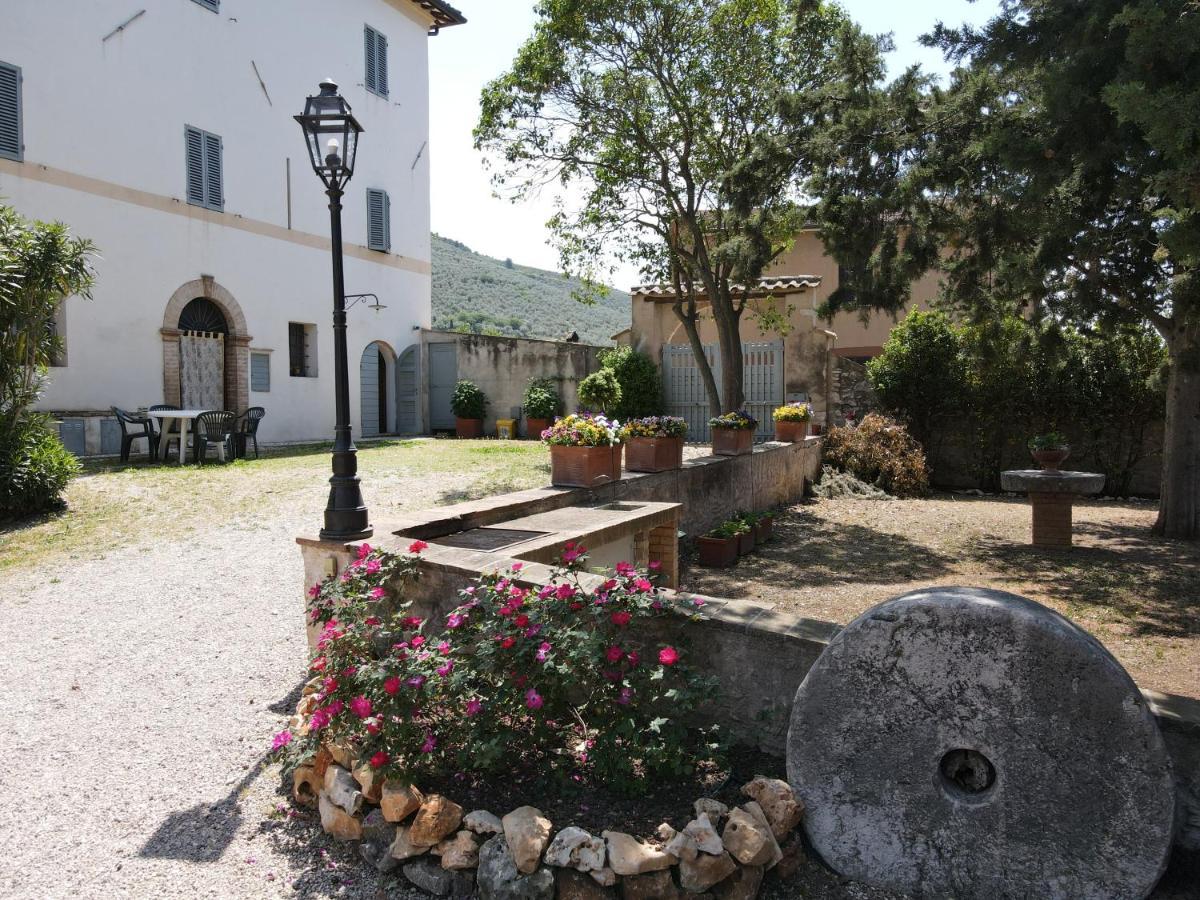 Corte Fratini Appartamenti Trevi Exterior foto